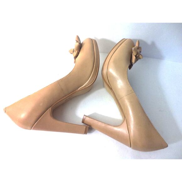 MISS ALBRIGHT US 7M Beige Leather Classic Pump Heel Gold Gift Bow Anthropologie - Picture 4 of 8